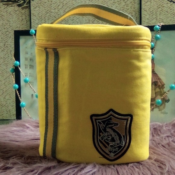 Hufflepuff Water Bottle & Lunchbox Set - Picture 2 of 6
